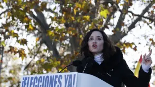 La presidenta de la Comunidad de Madrid, Isabel Diaz Ayuso, durante su intervención en la concentración contra el Gobierno de Pedro Sánchez.