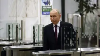 MOSCOW (Russian Federation), 02/12/2025.- Russian President Vladimir Putin arrives to speak with journalists after attending a plenary session of the 16th VTB Investment Forum 'Russia Calling!' in Moscow, Russia, 02 December 2025. The forum runs from 02 to 03 December 2025. (Rusia, Moscú) EFE/EPA/SERGEI ILNITSKY