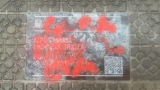 Vandalizan con pintadas de "Gora ETA" placas de víctimas de ETA en Durango (Bizkaia) 