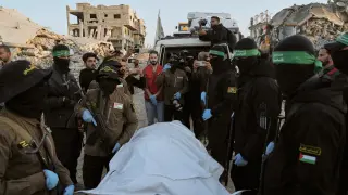 Militantes de Hamás y de la Yihad Islámica entregan el cuerpo del rehén tailandés Suthdisak Rinthalak.