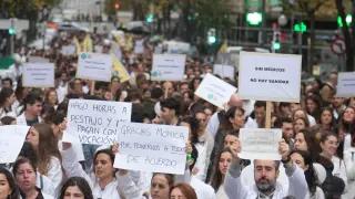 Médicos durante una manifestación convocada por el Sindicato Médico de Euskadi, a 9 de diciembre de 2025, en Bilbao.