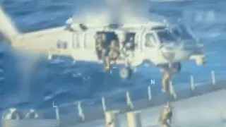 Momento del abordaje del petrolero con un helicóptero.