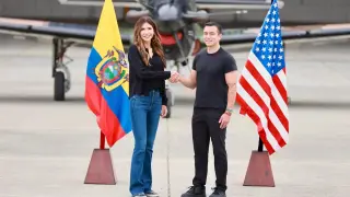 05/11/2025 La secretaria de Seguridad Nacional de Estados Unidos, Kristi Noem, saluda al presidente de Ecuador, Daniel Noboa, en una base militar en Manta, EcuadorPOLITICA SUDAMÉRICA NORTEAMÉRICA ECUADOR ESTADOS UNIDOS NORTEAMÉRICA LATINOAMÉRICA SUDAMÉRICA INTERNACIONALCANCILLERÍA DE ECUADOR EN X