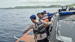 Labuan Bajo (Indonesia), 27/12/2025.- A handout photo made available by the Indonesian National Search and Rescue Agency (BASARNAS) shows rescuers searching for missing tourists in the water near Padar Island, Labuan Bajo, Indonesia, 27 December 2025. Four Spanish tourists reported missing after a tourist boat sank in the sea inside Indonesias Komodo National Park, according to Basarnas. (España) EFE/EPA/BASARNAS HANDOUT HANDOUT EDITORIAL USE ONLY/NO SALES