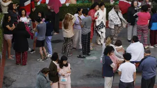 MEX6411. CIUDAD DE MÉXICO (MÉXICO), 02/01/2026.- Personas salen a la calle tras un sismo este viernes, en Ciudad de México (México). Un sismo de 6,5 grados en la escala Richter se registró este viernes en México a las 7.58 hora local (13.58 GMT), según informó el Servicio Sismológico Nacional. EFE/ Sáshenka Gutiérrez