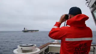 Imagen de uno de los barcos estadounidenses aproximándose al petrolero Bella-1, de bandera rusa.