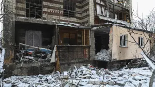 KYIV (Ukraine), 09/01/2026.- The site of the Russian drone strike on the residential building in Kyiv, Ukraine, 09 January 2026, amid the Russian invasion. At least three people were killed and 16 others injured in the city during an overnight combined Russian attack, according to the Kyiv City Military Administration. During a subsequent double-tap strike, one paramedic was killed, and four were injured, according to Kyiv Mayor Vitali Klitschko. (Rusia, Ucrania, Kiev) EFE/EPA/YULIIA OVSIANNIKOVA 105765