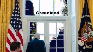 Donald Trump observa Groenlandia desde la Casa Blanca en un montaje publicado en redes sociales.