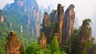 Este lugar fascinante inspiró la película de Avatar, ya que en este parque miles de pilares de arenisca se elevan como torres envueltos en una niebla casi permanente.