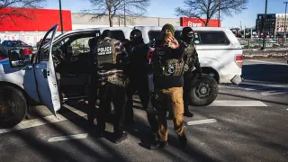 January 14, 2026, Minneapolis, Minnesota, USA: Agents working on assignment for the Department of Homeland Security (DHS) detain an individual and prepare to transport him as community members rally against the policies of the Trump Administration. (Credit Image: © Dave Decker/ZUMA Press Wire)Action Press/LaPresseONLY ITALY