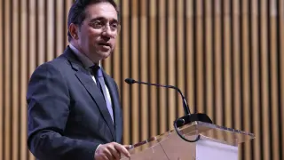 12/12/2025 El ministro de Asuntos Exteriores, Unión Europea y Cooperación, José Manuel Albares (c), en una foto de familia durante la inauguración de la conferencia HearUs 2025 titulada 'Promoviendo la rendición de cuentas para las mujeres de Afganistán', a 12 de diciembre de 2025, en Madrid (España). HearUs 2025 busca acordar una hoja de ruta jurídica internacional para garantizar justicia, rendición de cuentas y protección duradera a mujeres y niñas afganas.POLITICA Marta Fernández - Europa Press