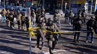 Agentes de migración del ICE lanzan gas pimienta tras un tiroteo, este sábado en Minneapolis.