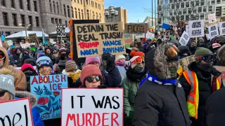 Manifestantes en una protesta contra el ICE tras la muerte de un hombre en Minneapolis.