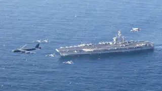 El portaaviones USS Abraham Lincoln junto a aviones de la fuerza aérea de EEUU, en una imagen de archivo.