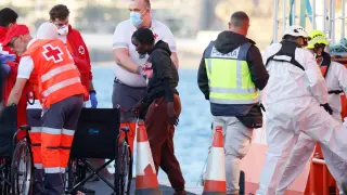 Varios migrantes son rescatados y trasladados por Salvamento Marítimo al puerto de Arguineguín, a 15 de enero de 2026, en Gran Canaria, Canarias (España)