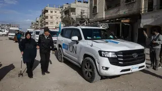 GAZA (-), 03/02/2026.- Palestinians gather at the Palestinian Red Crescent Hospital in Khan Younis, southern Gaza Strip, 03 February 2026. A second group of Palestinian patients will be allowed to cross the Rafah border to receive medical treatment, following communication from the World Health Organization (WHO) that they were approved by the Israeli side to travel to Egypt. Israel has reopened the Rafah border between Gaza and Egypt, allowing a limited number of people to cross daily. (Egipto) EFE/EPA/HAITHAM IMAD