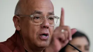 El presidente de la Asamblea Nacional, Jorge Rodríguez, habla con la prensa tras una reunión con diputados en Caracas, Venezuela, el martes 20 de enero de 2026.