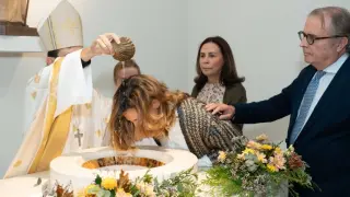 María Luisa Fernández es bautizada por el arzobispo de Madrid a sus 42 años en la parroquia de Santa María de Majadahonda.