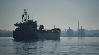 Foto de un barco mexicano con ayuda humanitaria a Cuba.