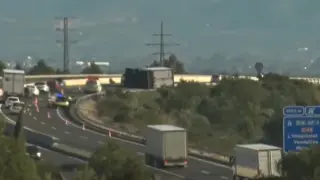 Camión volcado en L'Hospitalet de Llobregat, en la AP-7.