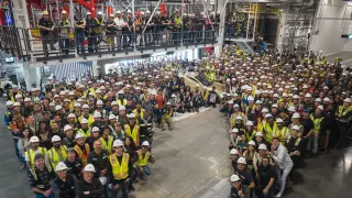 Tesla celebra la creación del primer Cybercab de producción.