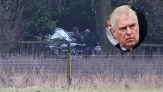Agentes vestidos de civiles en la casa del expríncipe Andrés en Sandringham.