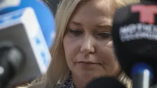 Virginia Roberts Giuffre, quien afirma haber sido víctima de tráfico sexual por parte del conocido delincuente sexual Jeffrey Epstein, ofrece una rueda de prensa frente a un tribunal de Manhattan donde las denunciantes de agresión sexual, invitadas por un juez, se dirigieron a una audiencia tras la muerte de Epstein en prisión, el martes 27 de agosto de 2019, en Nueva York