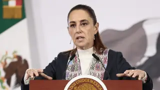 La presidenta de México, Claudia Sheinbaum, habla en una rueda de prensa este miércoles, en el Palacio Nacional de Ciudad de México (México). Sheinbaum reveló que sostuvo una llamada telefónica con el presidente de Estados Unidos, Donald Trump, tras el operativo en Jalisco en el que murió Nemesio Oseguera, alias El Mencho, líder del Cartel Jalisco Nueva Generación (CJNG) el pasado 22 de febrero y que provocó una ola de violencia en gran parte del país. EFE/ José Méndez