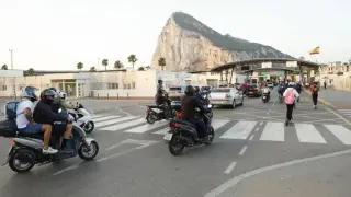 Españoles entrando a Gibraltar, en una imagen de archivo.