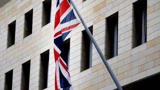 (Foto de ARCHIVO)FILED - 02 May 2019, Berlin: The British flag, the Union Jack, hangs on the British embassy in Berlin. An employee of the British Embassy in Berlin was arrested for allegedly providing documents to Russian intelligence in exchange for money, German public prosecutors say. Photo: Britta Pedersen/dpa-Zentralbild/dpa02/5/2019 ONLY FOR USE IN SPAIN