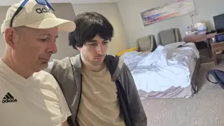 Álvaro y Rubén Hurtado, en la habitación de su hotel en el centro financiero de Dubai