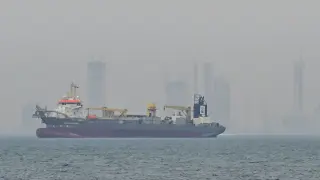 Buques comerciales anclan frente a las costas de los Emiratos Árabes Unidos debido a interrupciones en la navegación en el Estrecho de Ormuz, Dubai, el 2 de marzo de 2026.