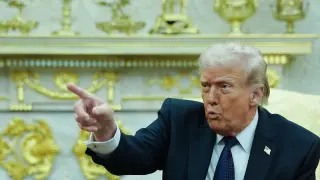 El presidente de Estados Unidos, Donald Trump, ha vuelto a arremeter este jueves contra España, al que ha llamado país "perdedor", acusándole de ser "muy hostil" hacia la OTAN, tras afear que es el único aliado en oponerse a dedicar el 5% de su PIB al gasto en defensa y avisando de represalias.