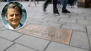 Olof Palme y la placa conmemorativa situada en el lugar donde fue asesinado.