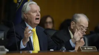 El senador Lindsey Graham, republicano por Carolina del Sur, habla mientras la secretaria del Departamento de Seguridad Nacional, Kristi Noem, testifica durante una audiencia de supervisión del Comité Judicial del Senado en el Capitolio, en Washington, el martes 3 de marzo de 2026.
