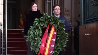 Ayuso y Almeida portan una corona de laurel en homenaje a las víctimas del 11M.