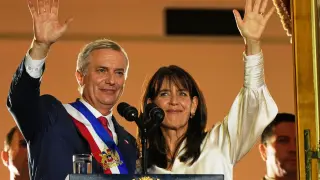 El presidente de Chile, José Antonio Kast, y su esposa, María Pía Adriásola, saludan a sus seguidores desde el balcón del palacio presidencial de La Moneda tras su toma de posesión en Santiago de Chile, el miércoles 11 de marzo de 2026.