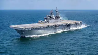 El buque de asalto anfibio USS Tripoli.