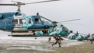 Imagen de ejercicios militares iraníes en el estrecho de Ormuz