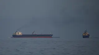 Buques petroleros y de carga se alinean en el estrecho de Ormuz, vistos desde Emiratos Árabes Unidos.