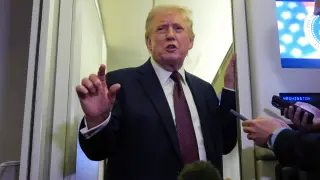 El presidente Donald Trump habla con los periodistas a bordo del Air Force One, el domingo 15 de marzo de 2026, durante el trayecto de West Palm Beach (Florida) a la Base Conjunta Andrews (Maryland).