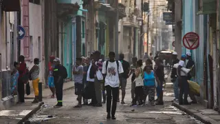 Personas hacen cola en una calle de La Habana para comprar pan, a viernes 13 de marzo de 2026.