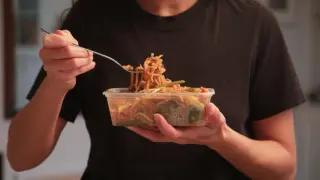 Greenpeace alerta del engaño en las etiquetas de “apto para microondas”.