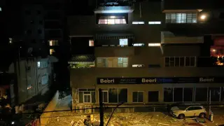 Las fuerzas de seguridad israelíes inspeccionan el lugar donde un misil iraní causó la muerte de dos personas en Ramat Gan, Israel, el miércoles 18 de marzo de 2026.