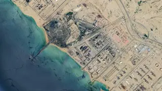 Las instalaciones industriales en tierra asociadas a la explotación del yacimiento de South Pars, concretamente en la zona de Asaluyeh, en Irán.