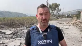 El periodista Steve Sweeney, instantes antes del impacto de un proyectil cerca suyo.