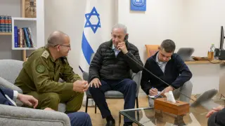 El primer ministro israelí, Benjamin Netanyhu, habla por teléfono.