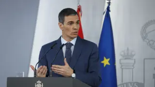 MADRID, 20/03/2026.- El presidente del Gobierno, Pedro Sánchez, durante su comparecencia este viernes, tras finalizar la reunión del Consejo de Ministros extraordinario en la Moncloa, en la que ha anunciado que bajará la fiscalidad de los carburantes "hasta el mínimo que permite la Unión Europea", lo que permitirá a los usuarios ahorrar hasta 30 céntimos por litro en función del combustible utilizado. EFE/Javier Lizón