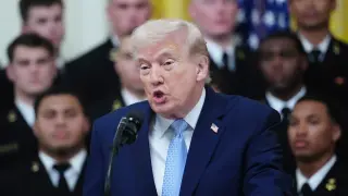 El presidente Donald Trump pronuncia un discurso durante una entrega de trofeos en el Salón Este de la Casa Blanca, este viernes.