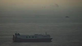 Buques de carga navegan por el Golfo Pérsico en dirección al Estrecho de Ormuz, en los Emiratos Árabes Unidos.